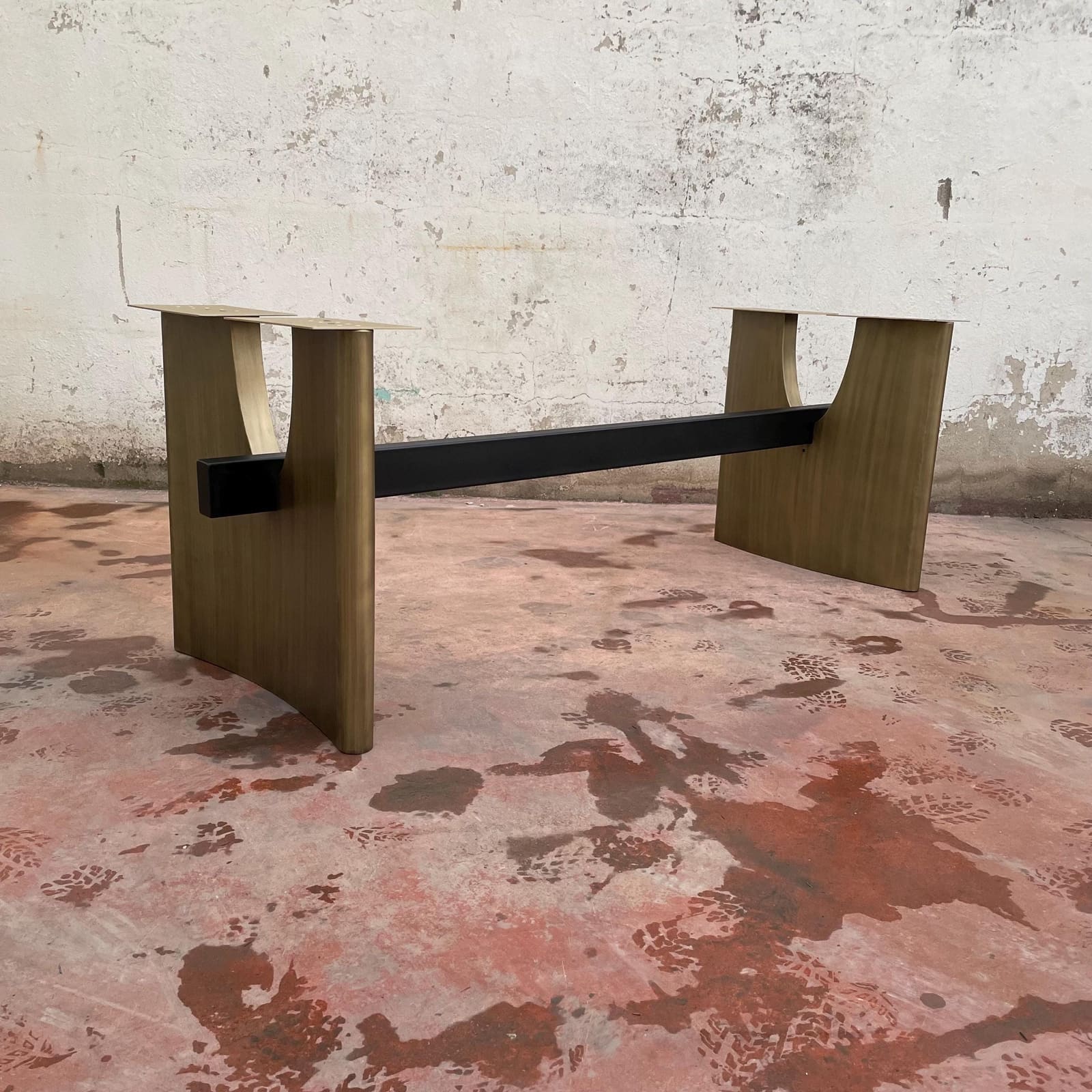 Bazë Tavoline Ngrënieje Moderne – Ar i Furçuar, 71 cm – punim artizanal çeliku nga AR-TI Atelier – foto 2