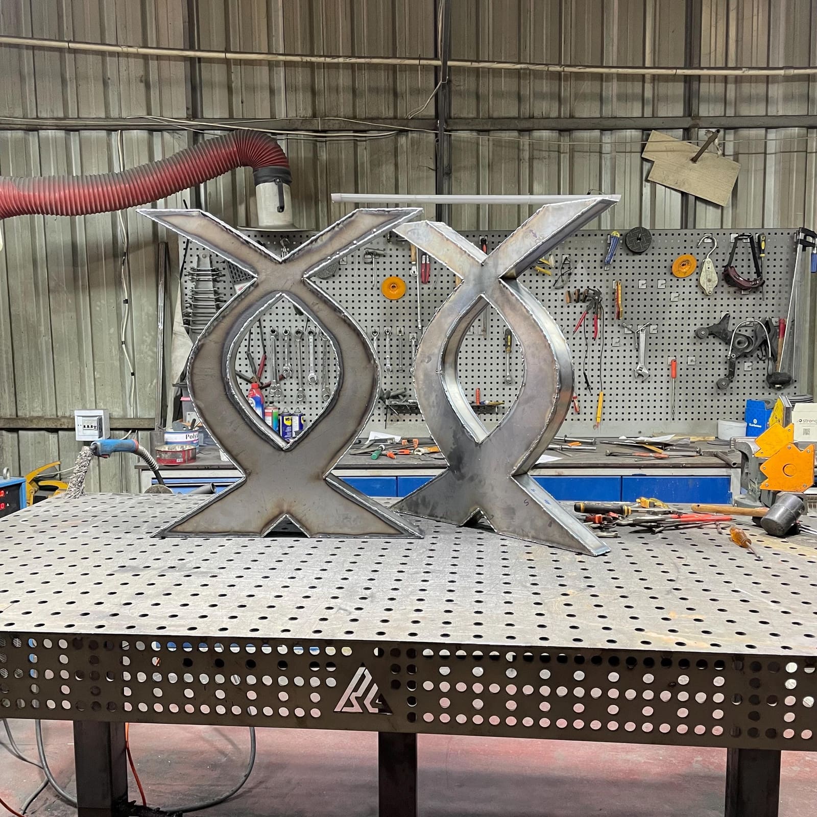 Bazë Tavoline Ngrënieje Në Formë X, 71 cm · Modeli 3 – punim artizanal çeliku nga AR-TI Atelier – foto 3