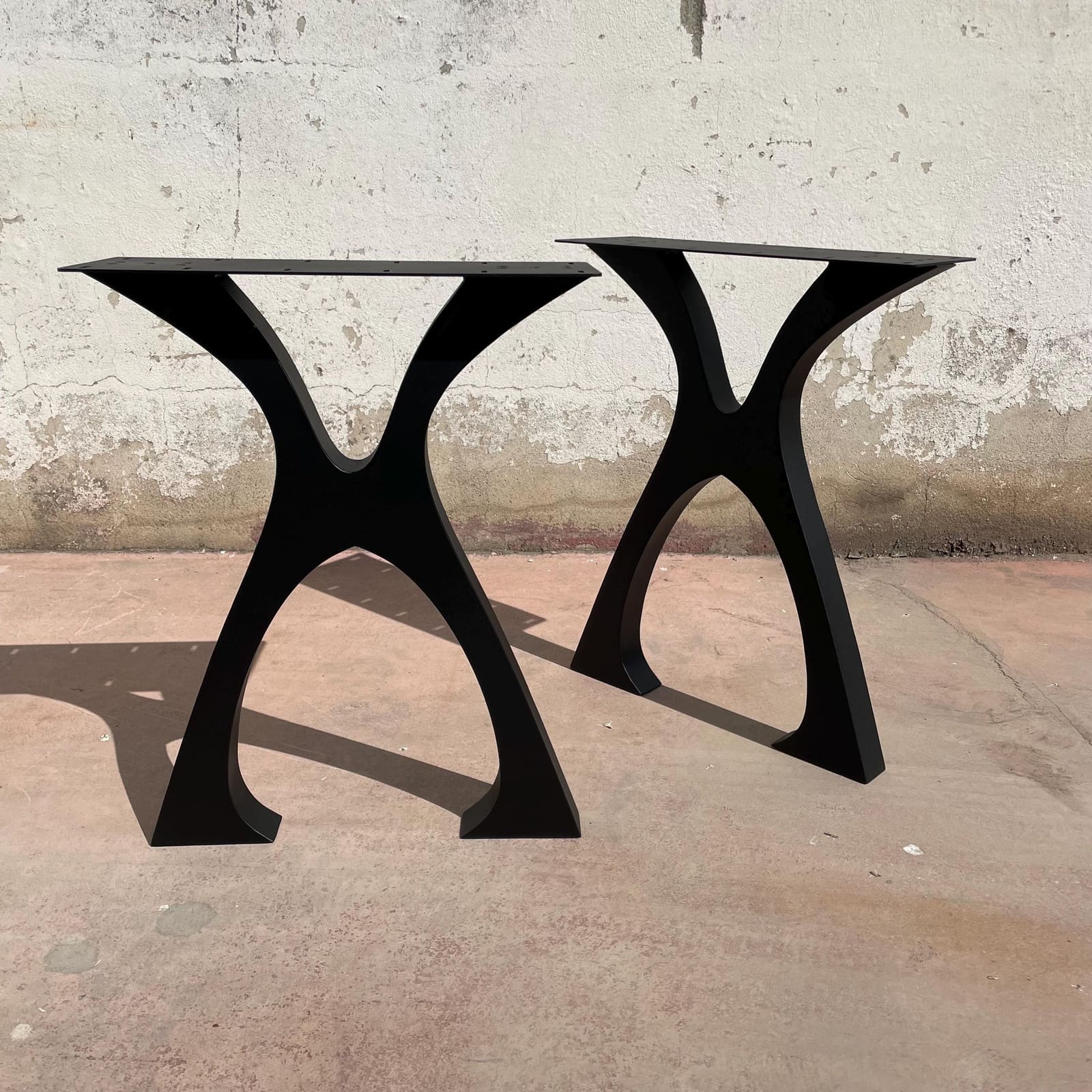 Bazë Tavoline Ngrënieje Në Formë X, 71 cm · Modeli 8 – punim artizanal çeliku nga AR-TI Atelier – foto 2