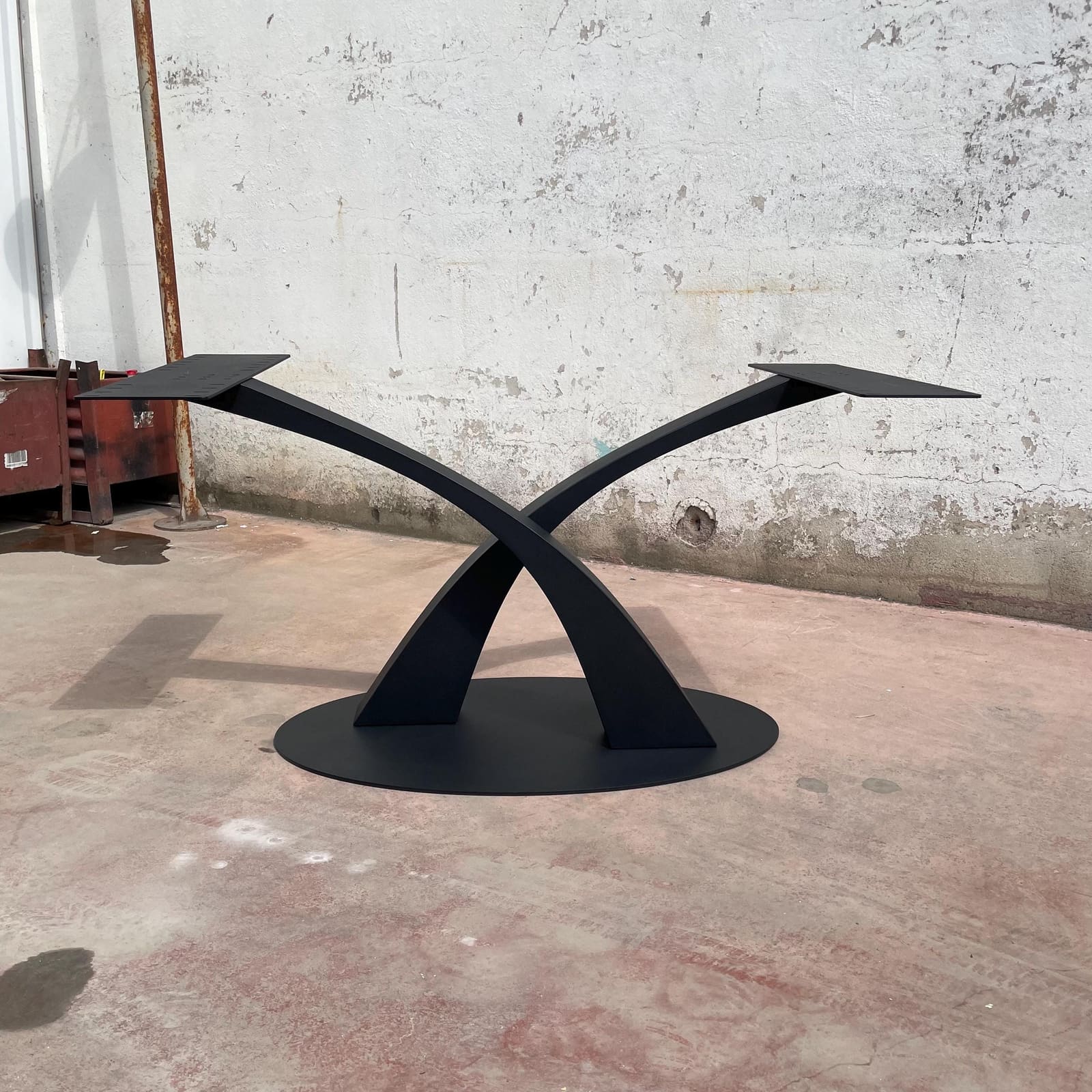 Bazë Tavoline Ngrënieje Piedestal, 71 cm · Modeli 2 – punim artizanal çeliku nga AR-TI Atelier – foto 2
