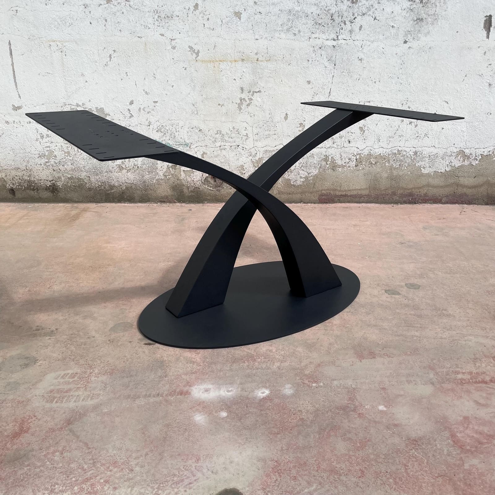Bazë Tavoline Ngrënieje Piedestal, 71 cm · Modeli 2 – punim artizanal çeliku nga AR-TI Atelier – foto 3