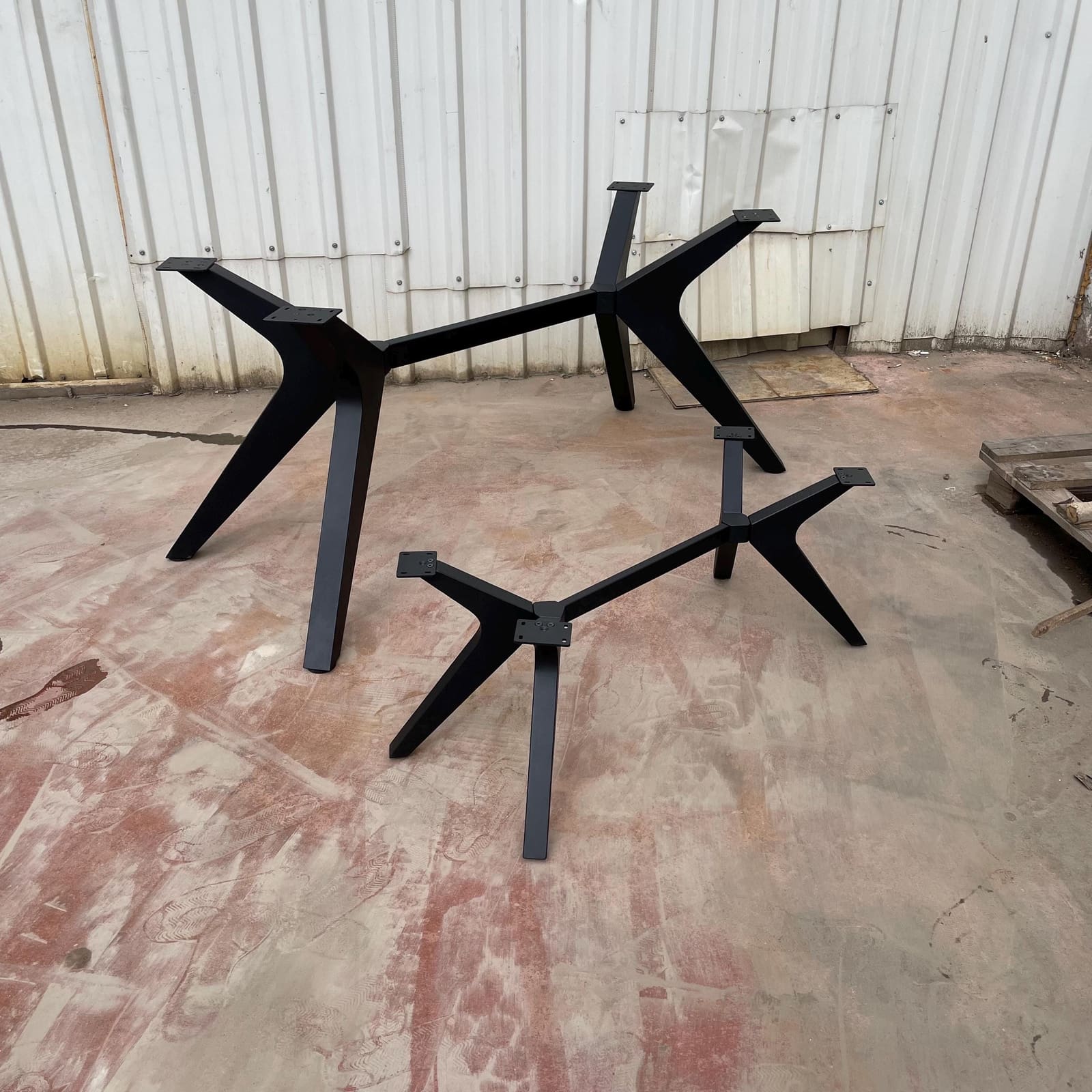 Bazë Tavoline Ngrënieje Spider, 71 cm · Modeli 9 – punim artizanal çeliku nga AR-TI Atelier – foto 8