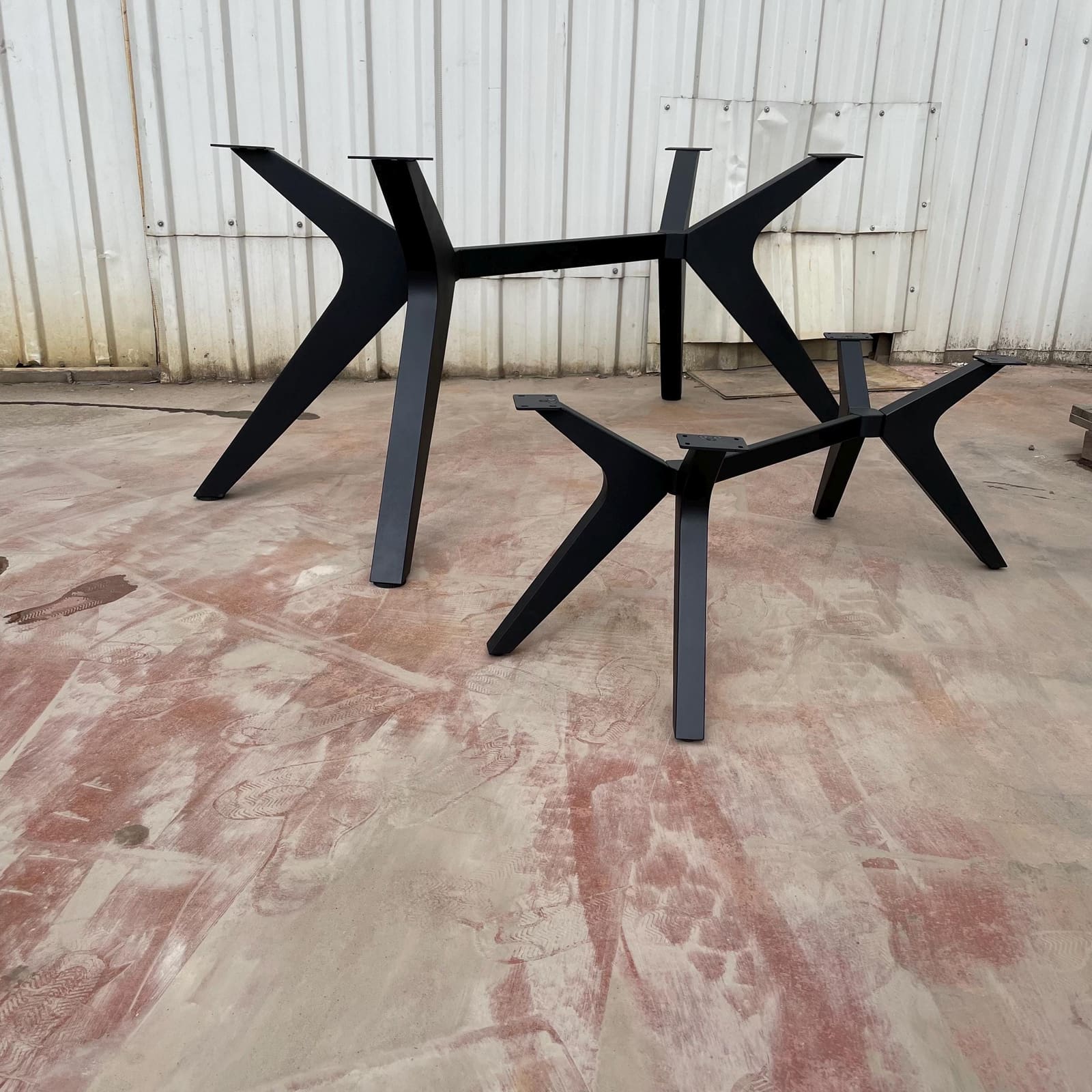 Bazë Tavoline Ngrënieje Spider, 71 cm · Modeli 9 – punim artizanal çeliku nga AR-TI Atelier – foto 11