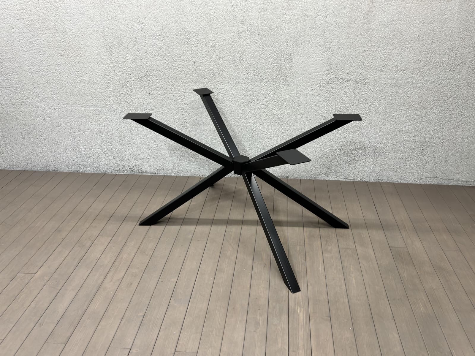 Bazë Tavoline Ngrënieje Spider · Modeli 2 – punim artizanal çeliku nga AR-TI Atelier – foto 1