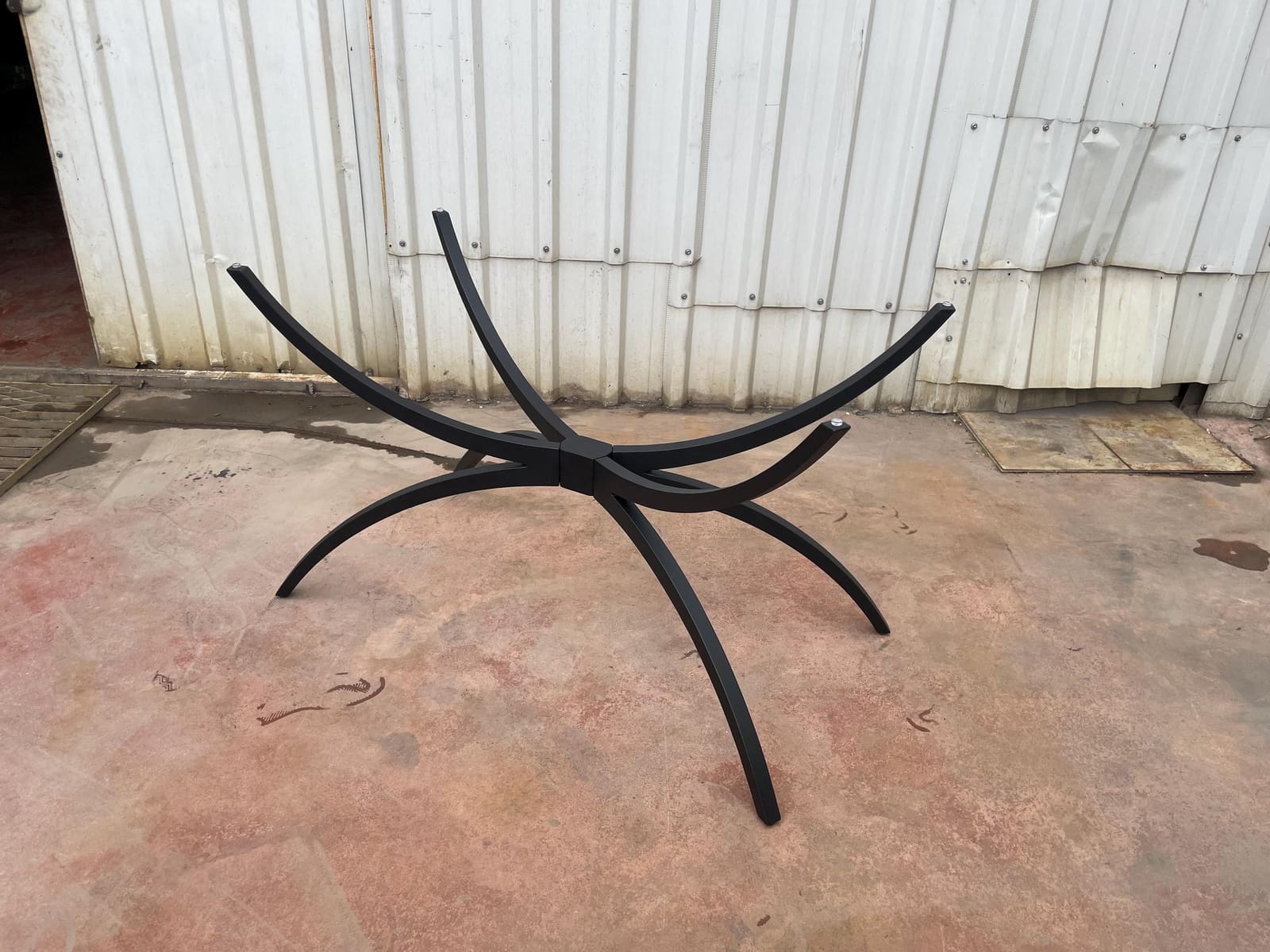 Bazë Tavoline Ngrënieje Spider – punim artizanal çeliku nga AR-TI Atelier – foto 2