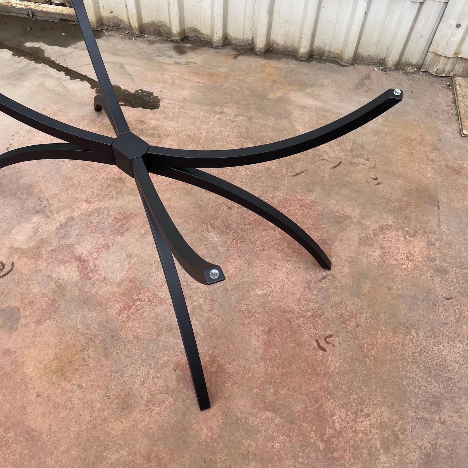 Bazë Tavoline Ngrënieje Spider – punim artizanal çeliku nga AR-TI Atelier – foto 7